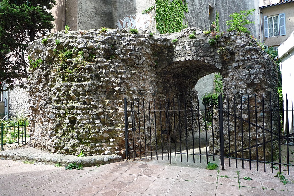 Vestiges enceinte Cularo.JPG