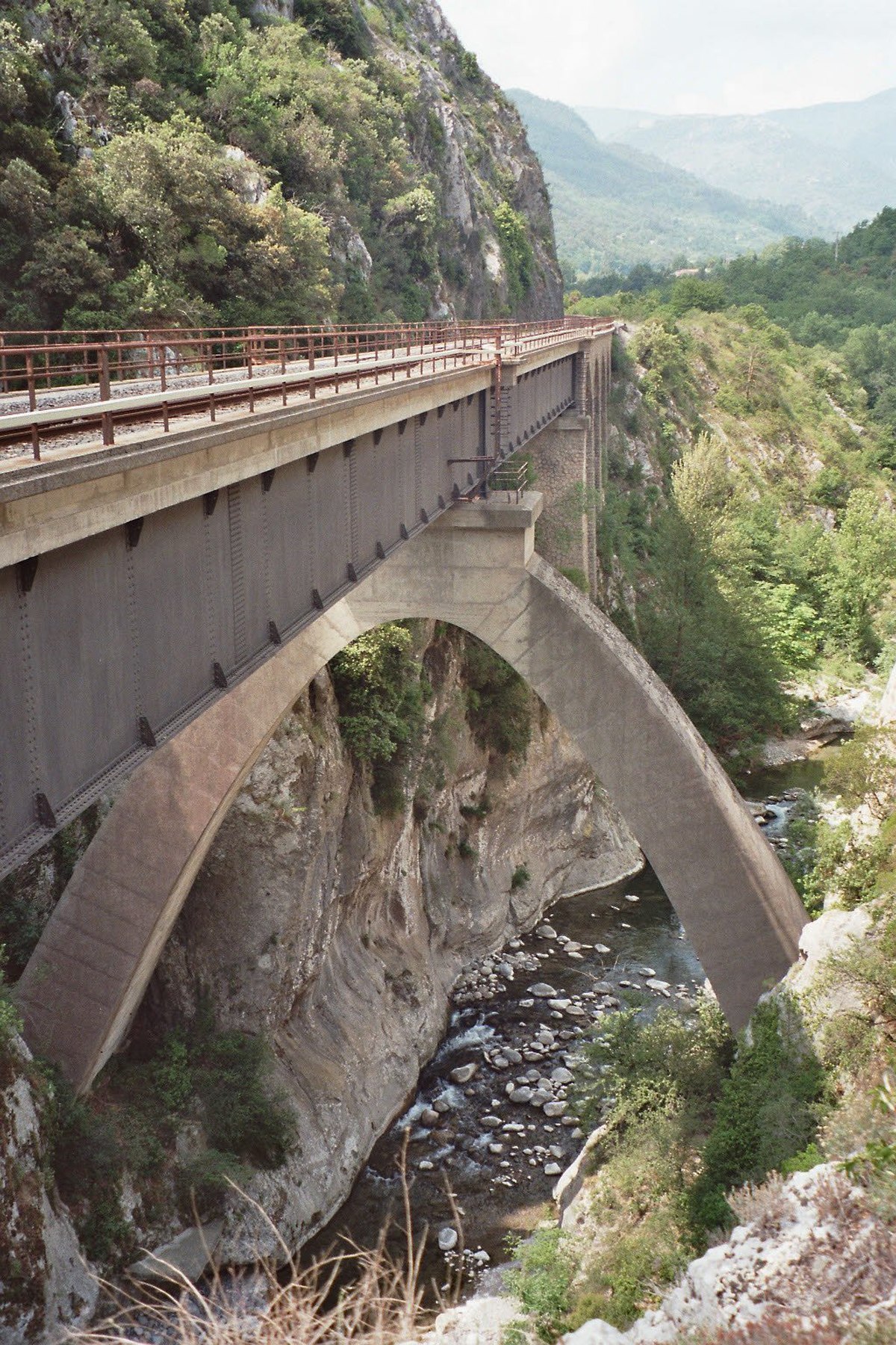 Le viaduc de Bevera avec son arche centrale perpendiculaire à l'axe du tablier