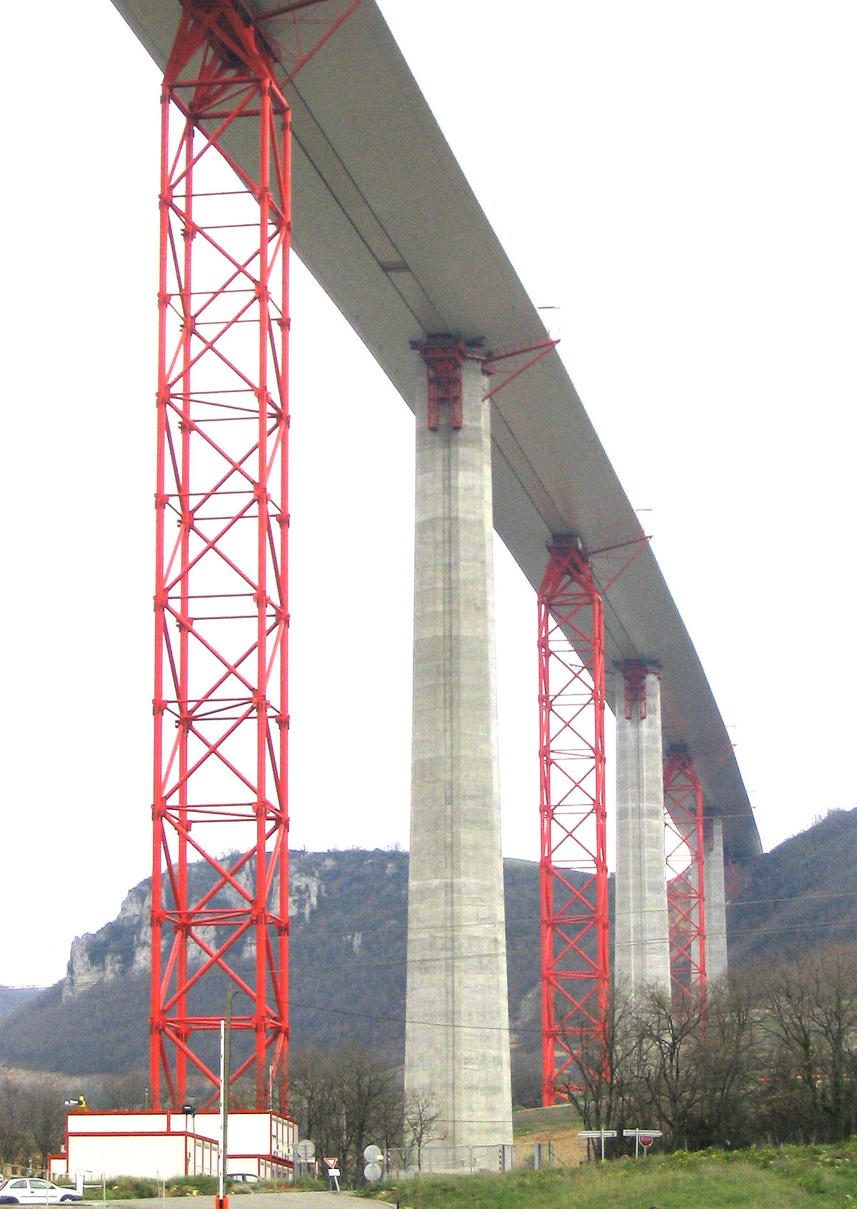 Viaduc de Millau tablier côté sud et les palées provisoires en rouge