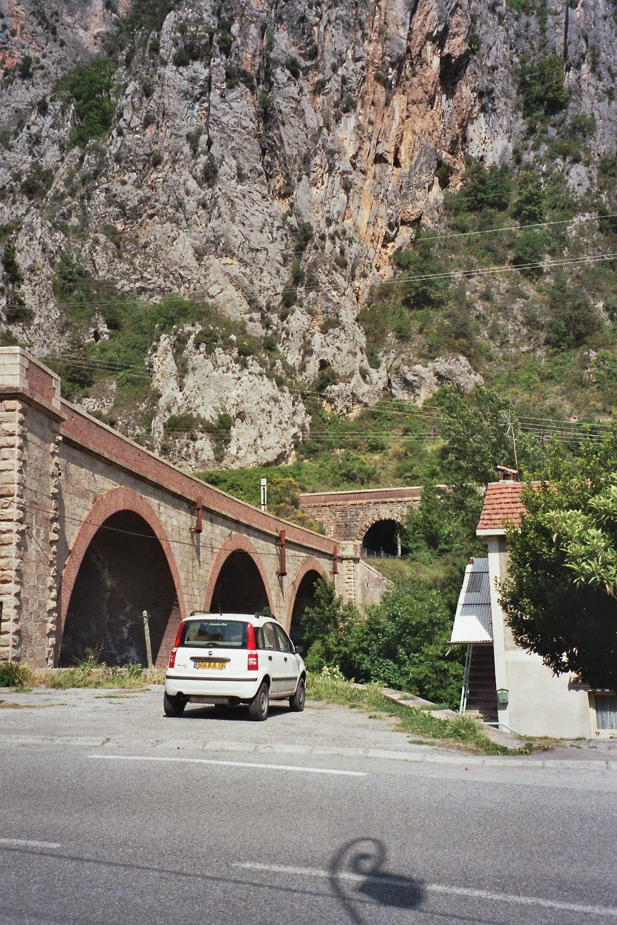 Viaduc dans la haute vallée de la Roya avec des restes de supports caténaires