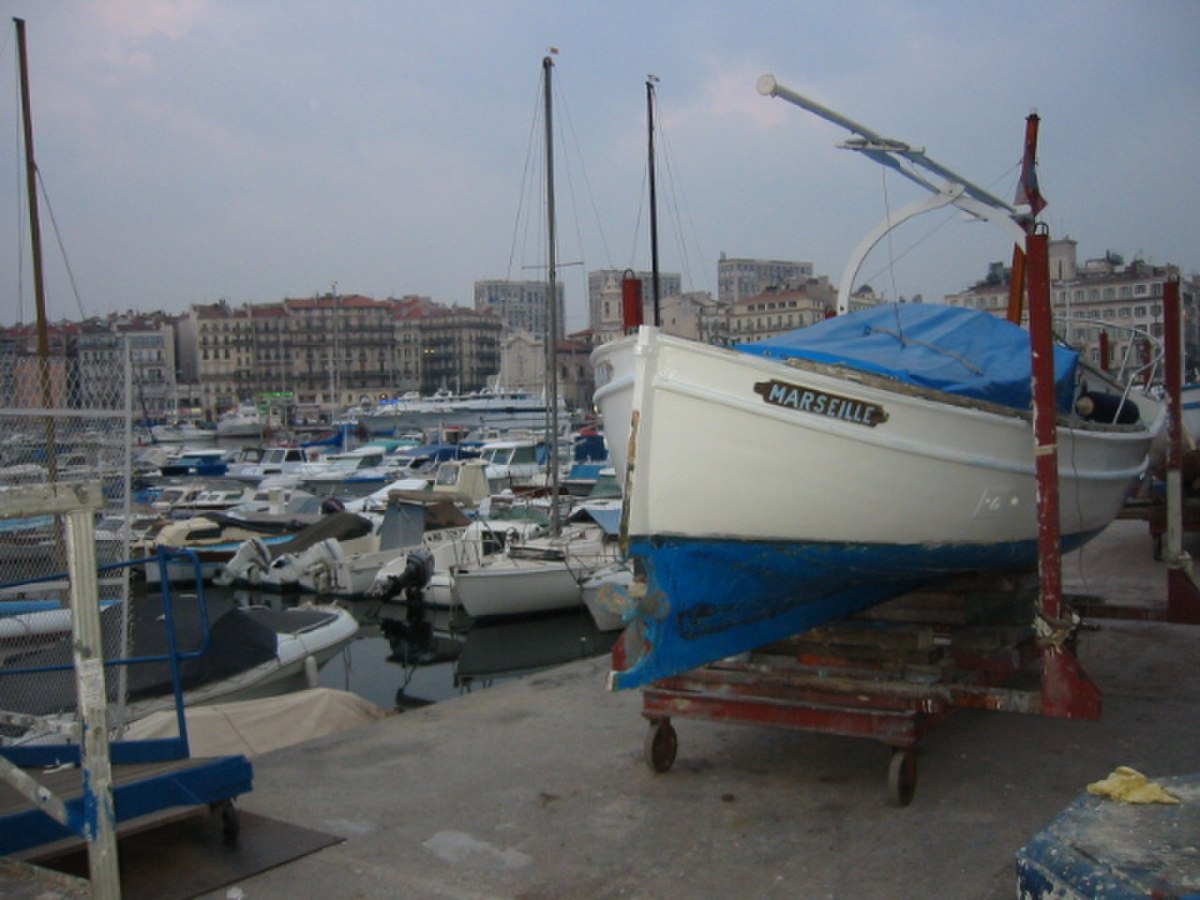 Le vieux port de Marseille avec un pointu de pêche traditionnel en cours de rénovation