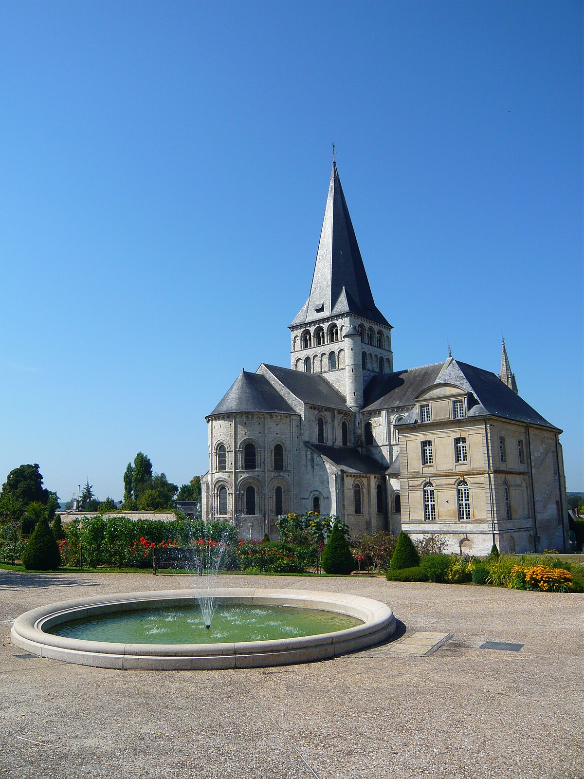 Vue Exterieure2 Saint Georges Boscherville.jpg