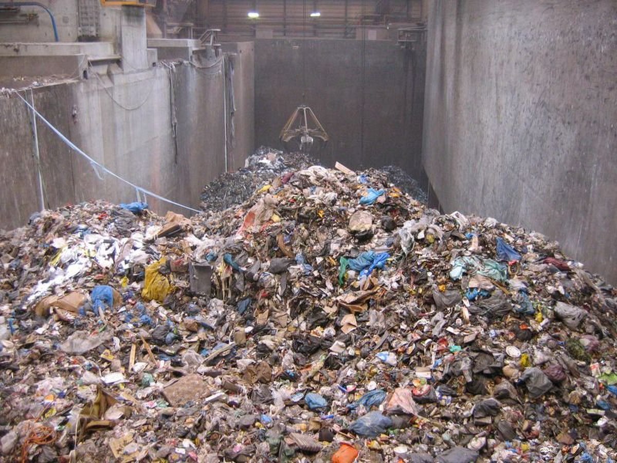 La gestion des déchets ménagers est de plus en plus centralisée, avec des approches variées privilégiant le tri ou l'incinération ou la mise en décharge, selon les régions. La part du recyclage ne cesse de croître.