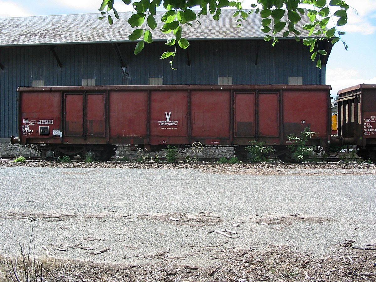 Wagon tombereau à bogies, transport de ballast