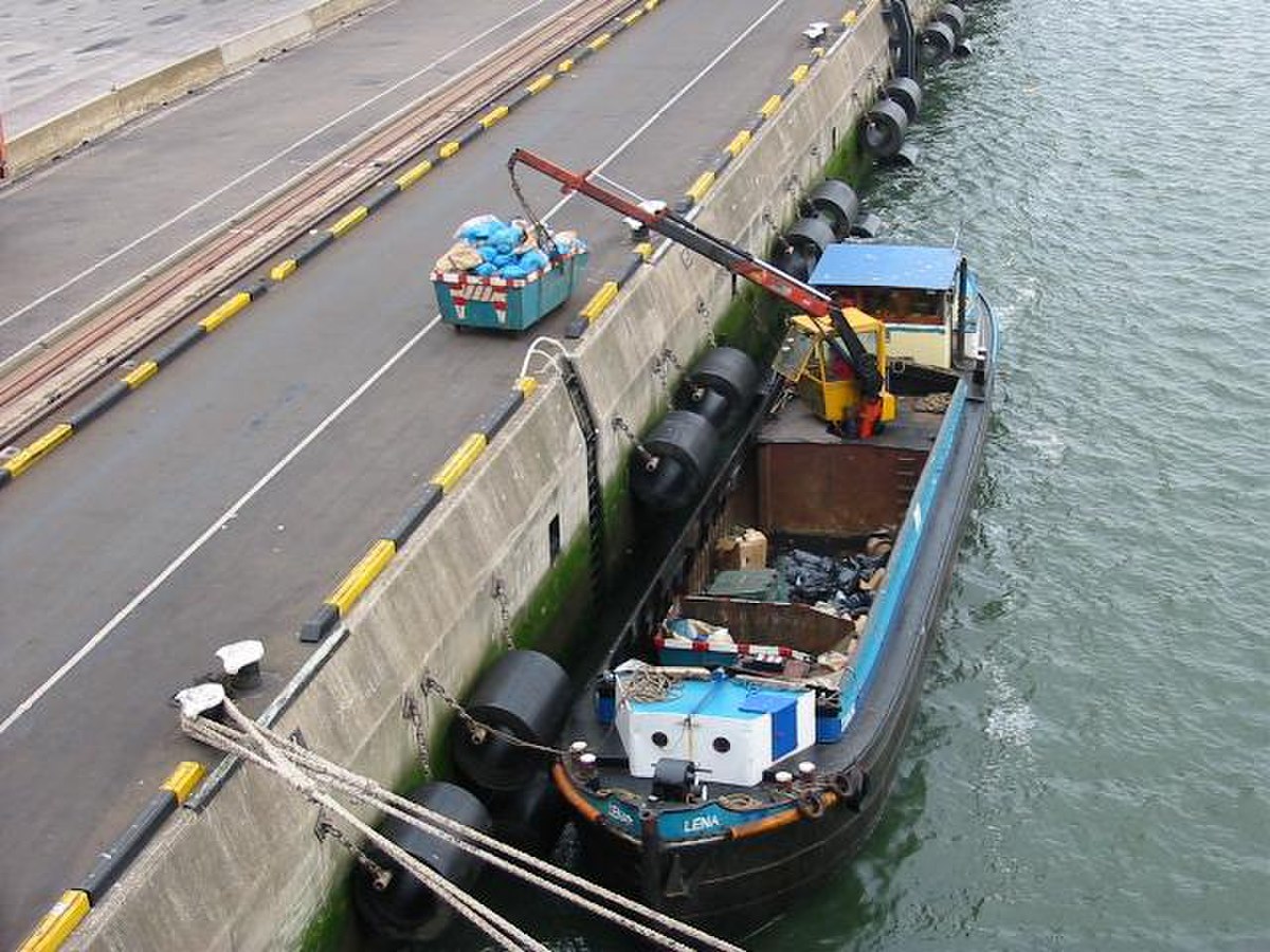 Le transport des déchets génère de plus en plus de CO2. C'est aussi un enjeu de développement durable. Le transport fluvial, très économique est une alternative qui se développe localement