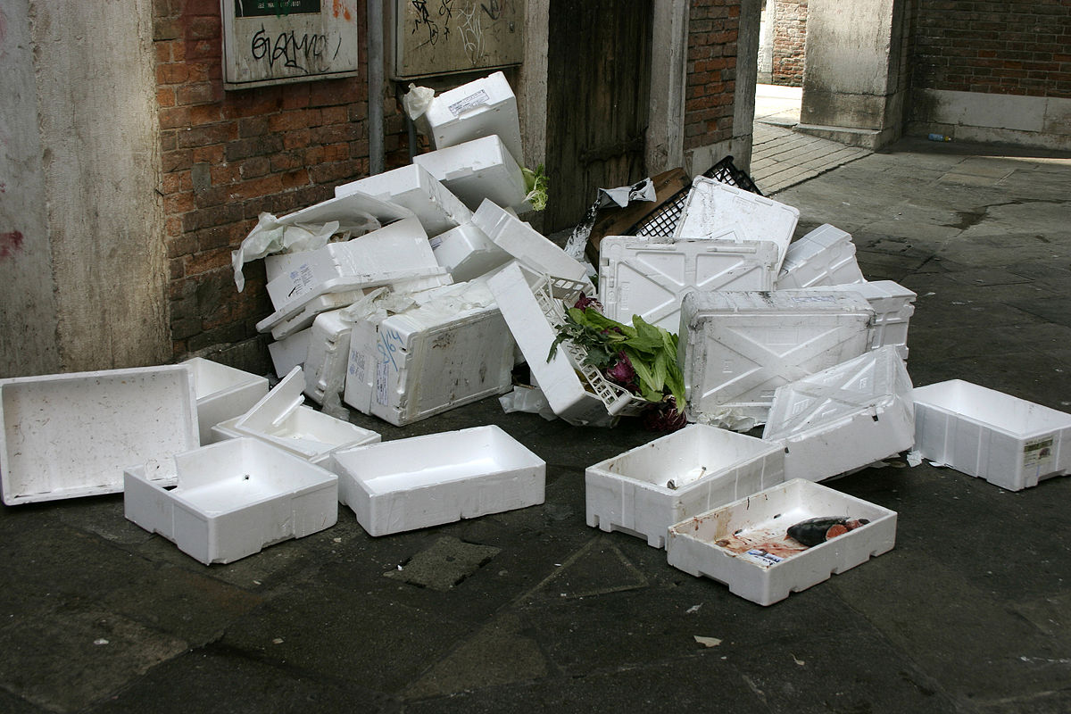 Certains déchets comme le polystyrène expansé, souvent souillé sont théoriquement recyclables, mais ne le sont en réalité pas. Ils prennent beaucoup de place pour un faible poids et leur brûlage sauvage est très polluant
