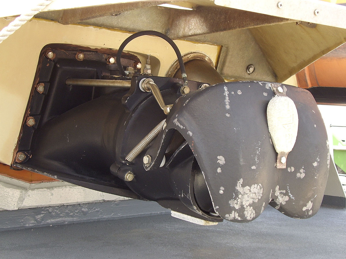 Hydrojet sur un bateau de police.