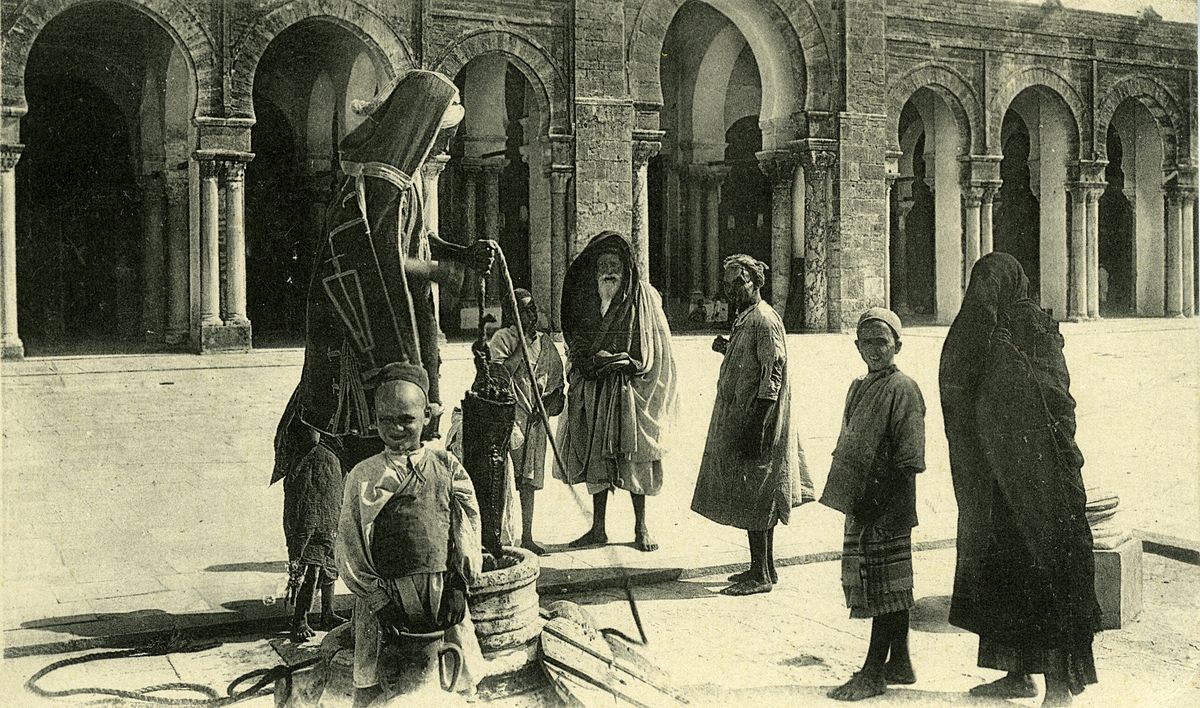 Carte postale de 1900 montrant l’utilisation d’un puits.