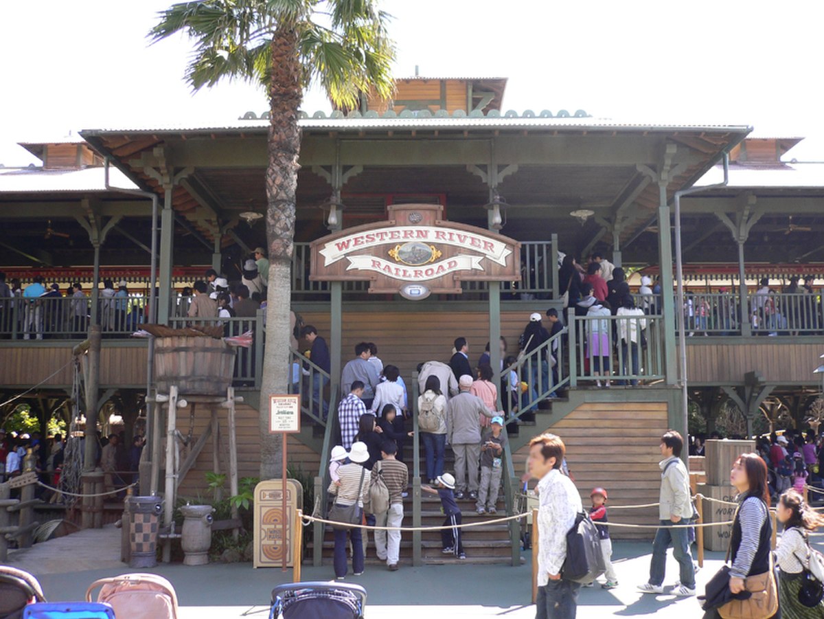L'entrée de Western River Railroad à Tokyo Disneyland.