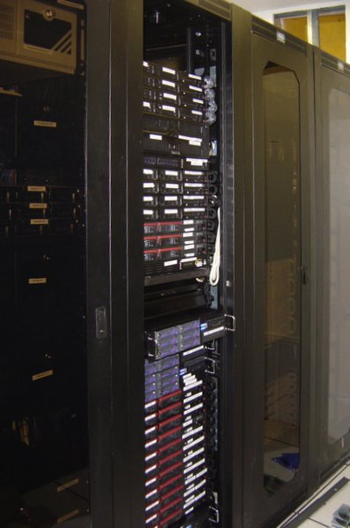 De nombreux serveurs de la Wikimedia Foundation fonctionnent sous LAMP (Linux-Apache-MySQL-PHP)