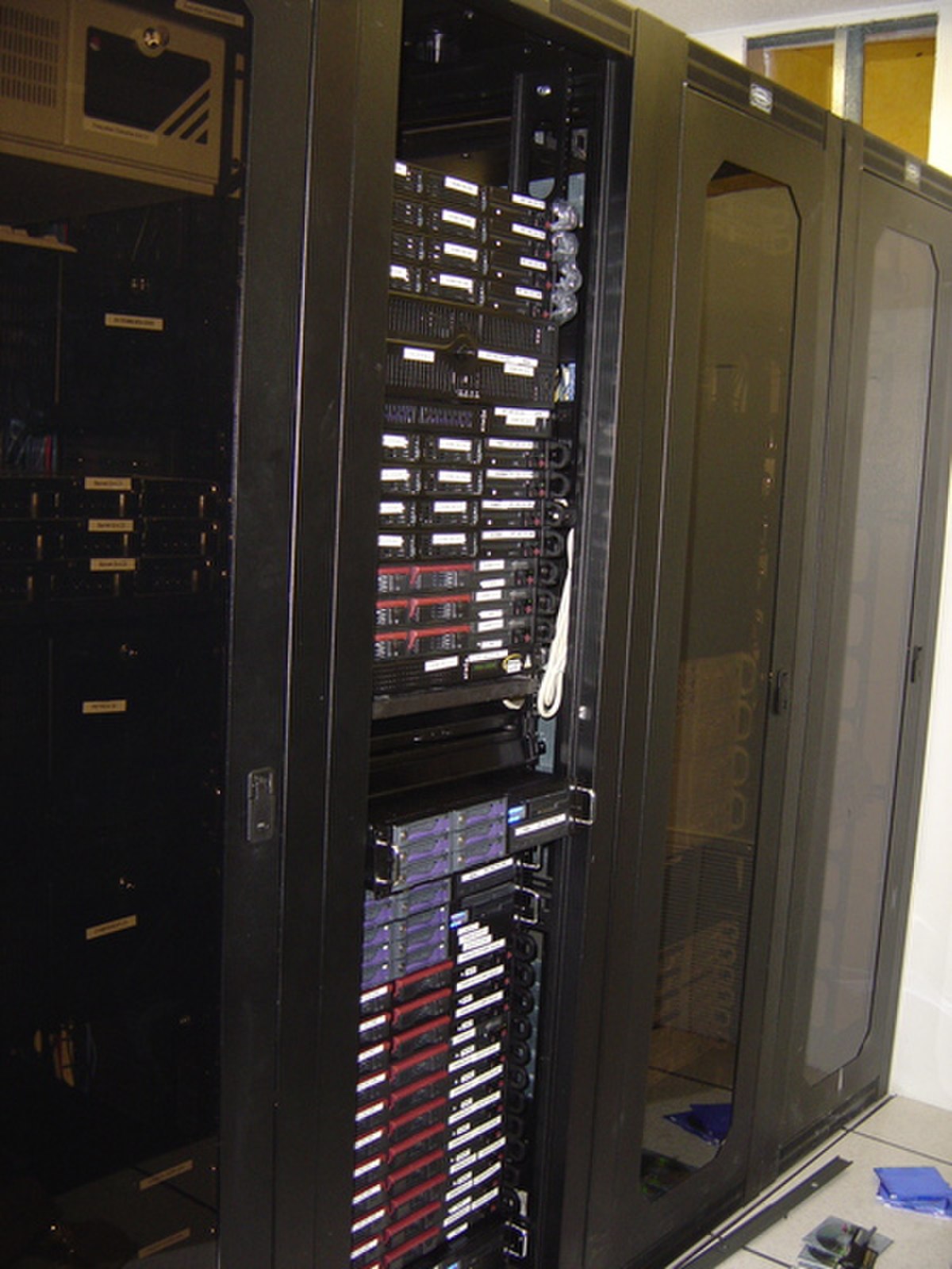 une « grappe de serveurs » (en), composée de machines dans un rack