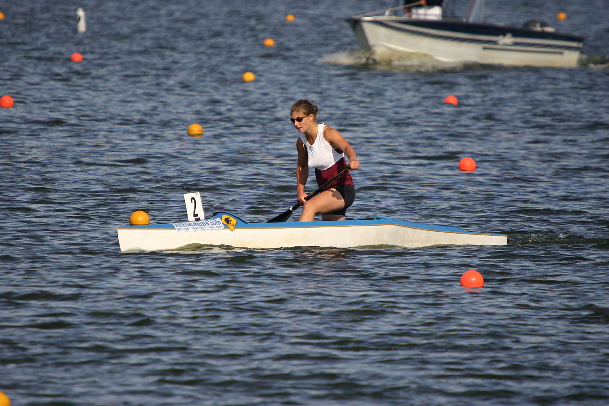 Un canoë monoplace d'eau calme(c-1), en compétition