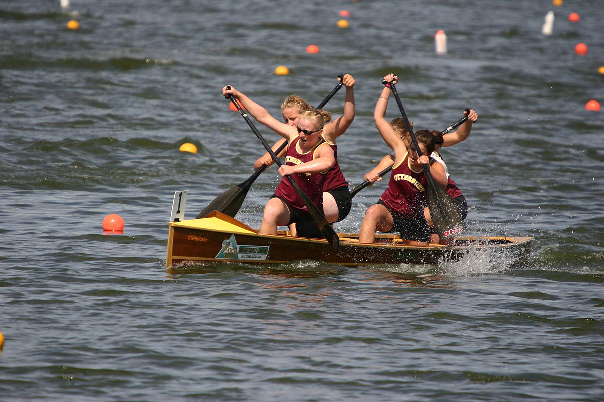 Canoë à quatre place Canadien d'eau calme(c-4), ce bateau est exclusif aux compétitions Canadiennes, il est différent du c-4 international qui est plus long et mince, mais qui est aussi pratiqué au Canada