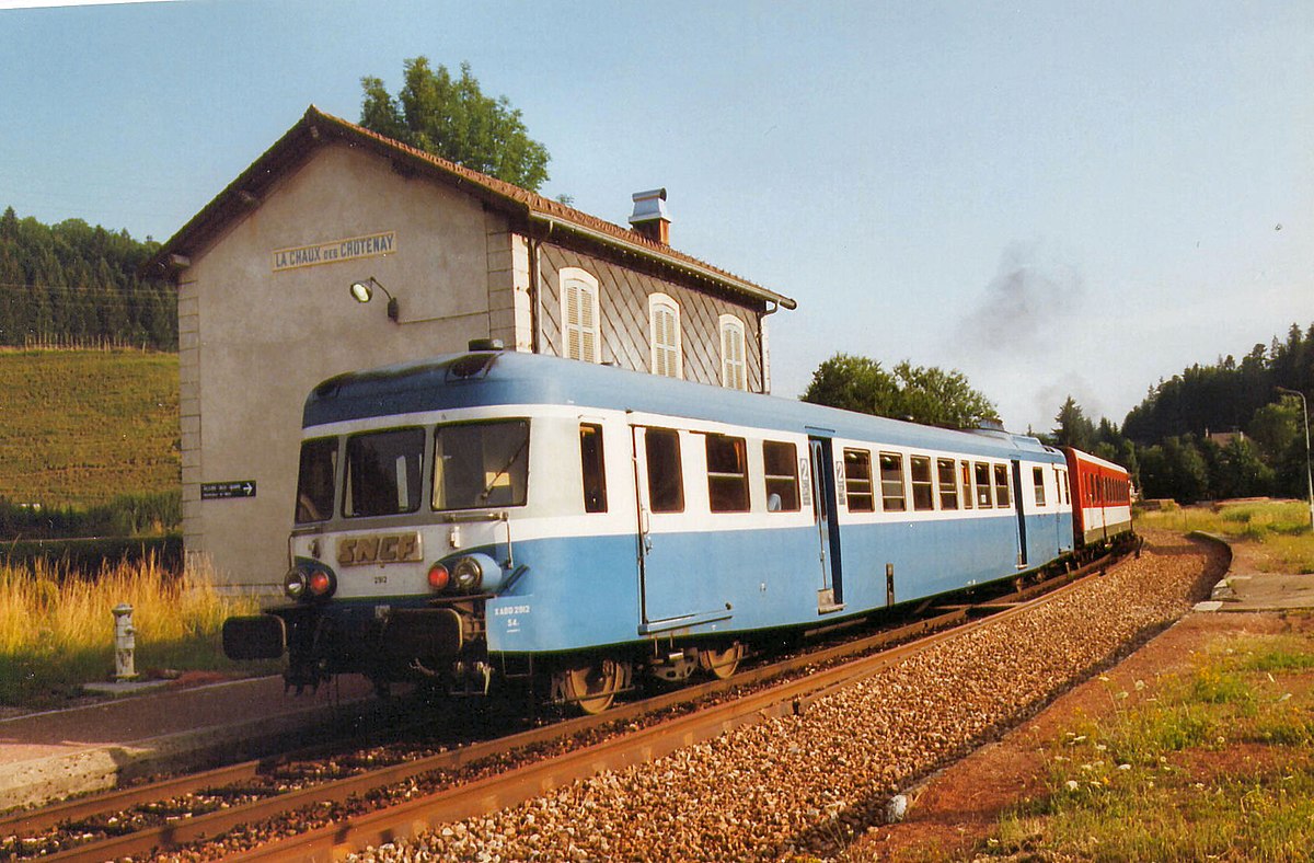 Autorail X 2912 en gare de la Chaux-des-Crotenay (Jura) en aout 1995