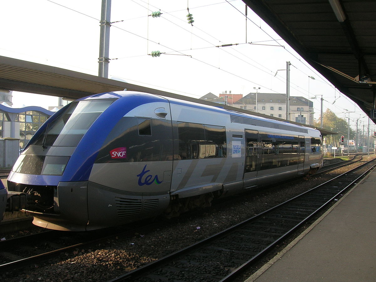 Un X 73500 TER Pays de la Loire en gare de Nantes (09/11/2006).