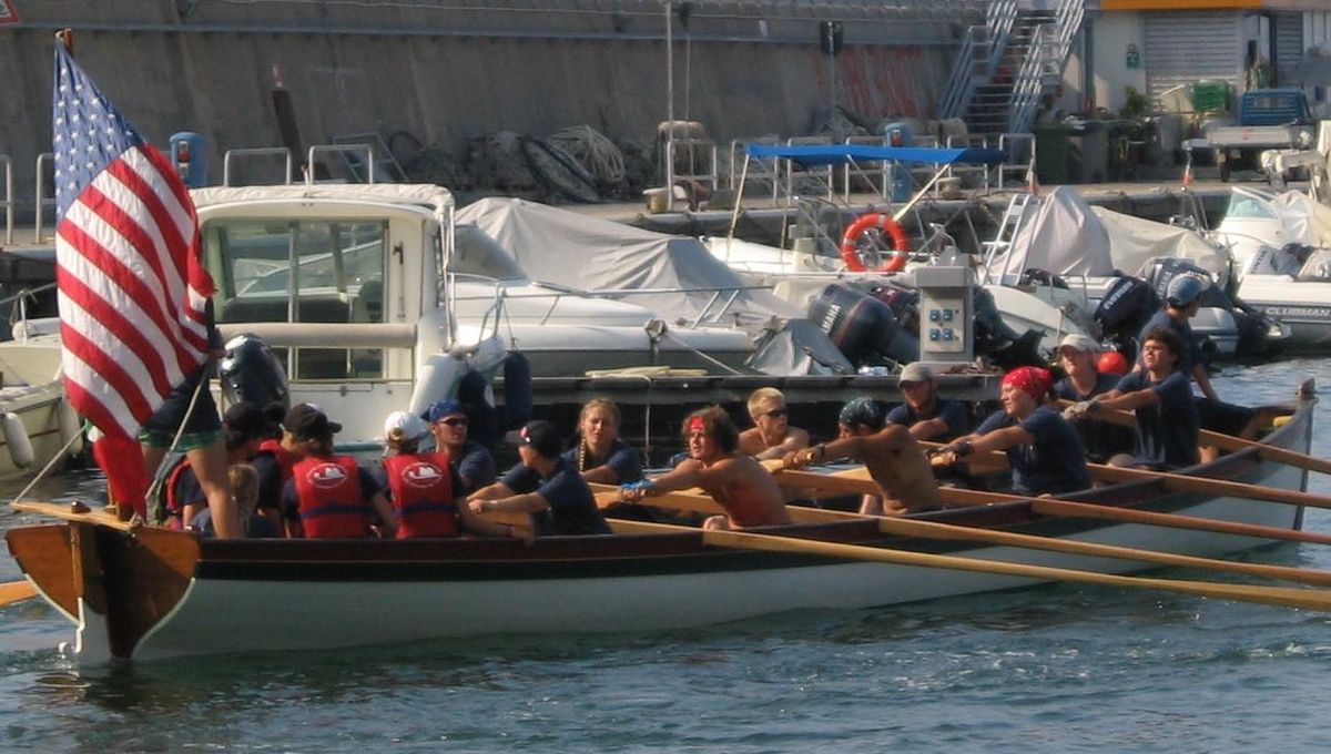Une yole de Bantry propulsée à rame.