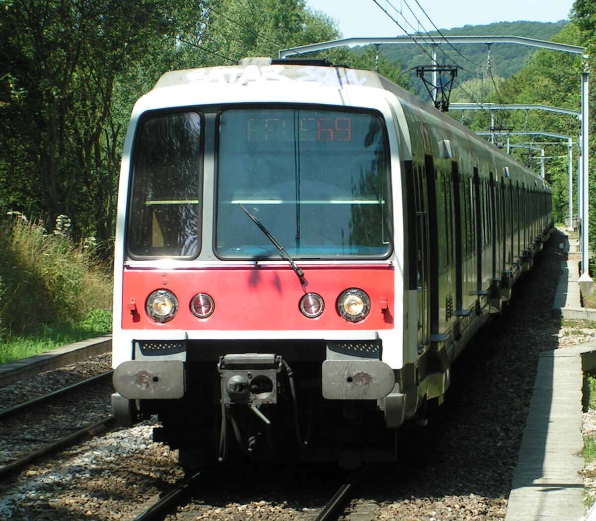 Rame Z 8100 du RER B. Elle est équipée d'un attelage Scharfenberg, clairement visible entre les tampons.