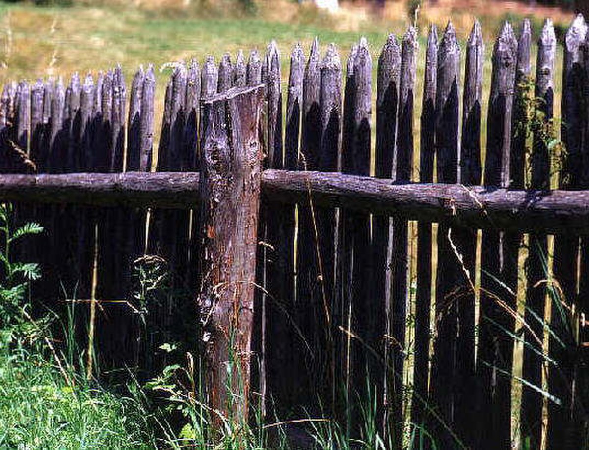 Clôture de jardin, aux pointes et à la hauteur symbolique plus que défensive