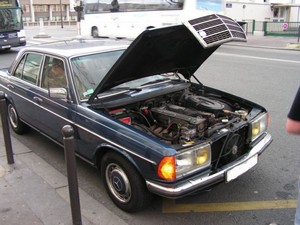 Le haut de gamme de l'époque: La 280E, 6 cylindres en ligne 185 ch Din