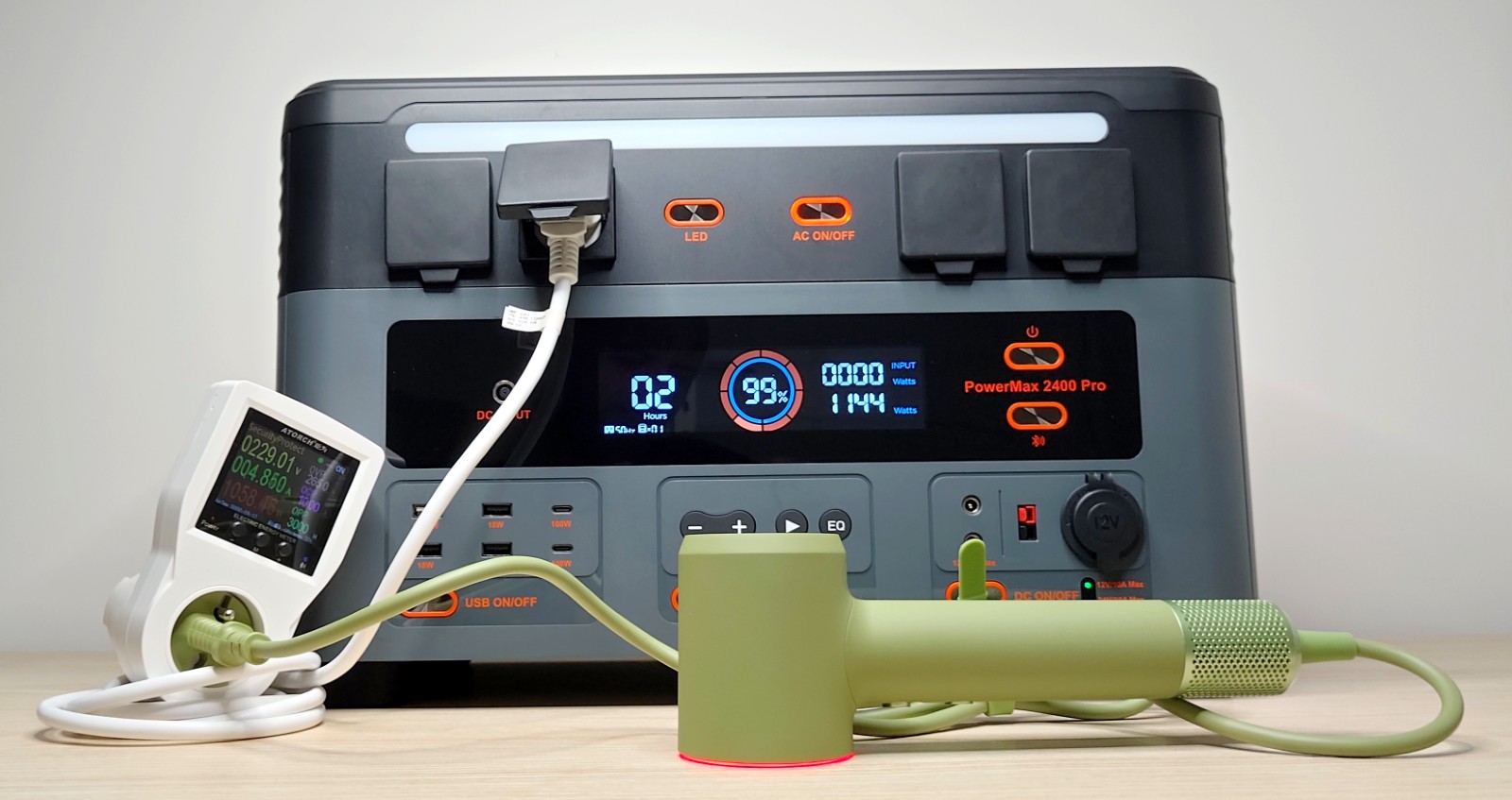 Test station électrique OSCAL PowerMax 2400 Pro + panneau solaire PM200: intelligent et pas cher