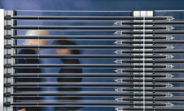 Bâtiment: capteurs solaires à tubes sous vide pour façades actives