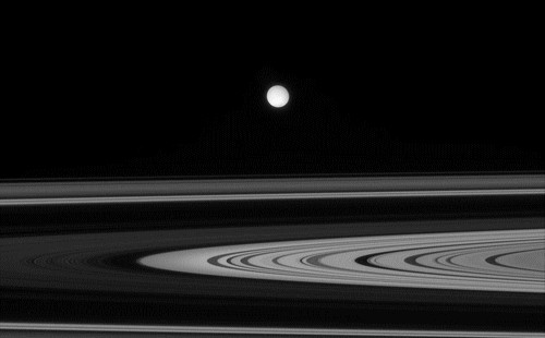 Une gigantesque « éponge » autour de Saturne