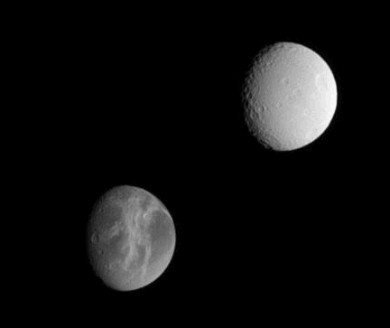 Deux lunes d’un coup dans l’objectif de Cassini