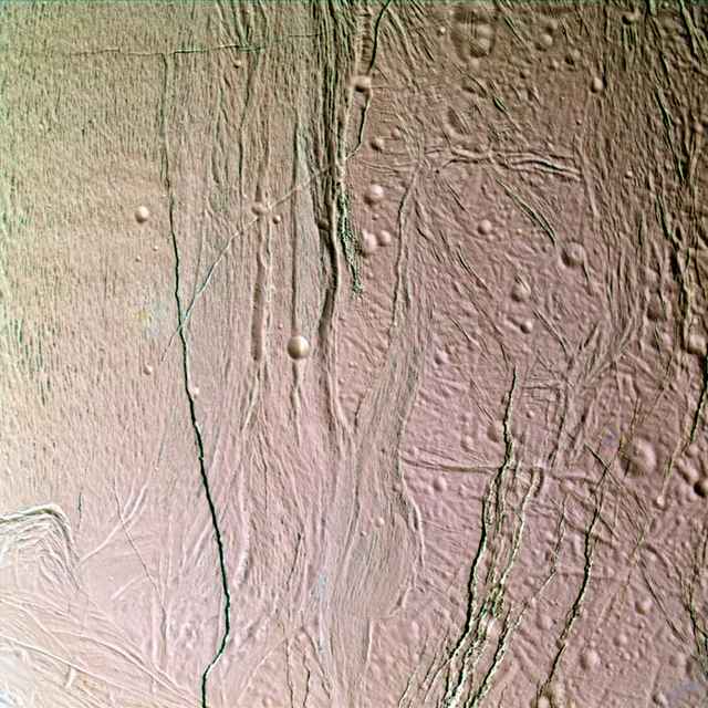 Analyse de la surface gelée d'Encélade