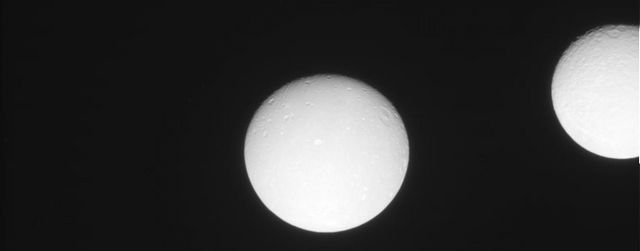 Quand une lune de Saturne en éclipse une autre