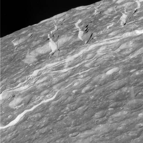 Cassini : Les énormes falaises de glace de la lune Dioné