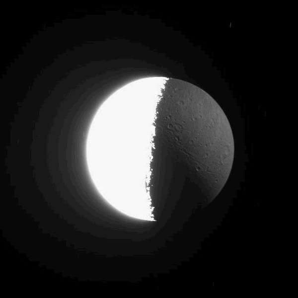 La lumière de la nuit de la lune Dioné de Saturne
