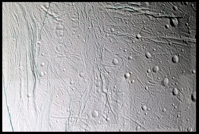 Gros plan sur les canyons de glace d’Encelade