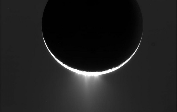 Encelade, lune de Saturne, véritable « tagger » cosmique