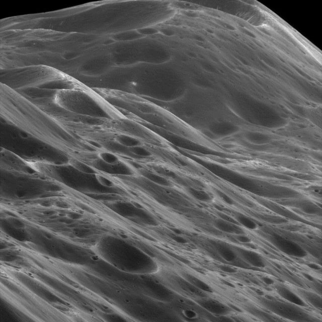 Splendides gros plans de la lune Japet de Saturne par Cassini