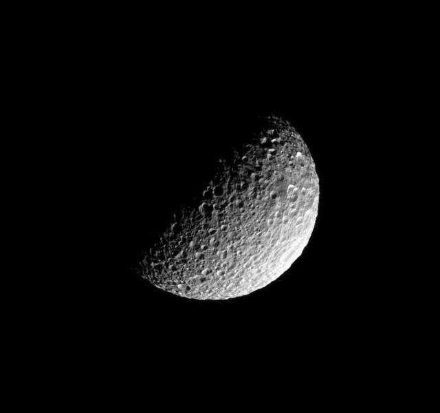 Les innombrables cratères de Mimas, lune de Saturne