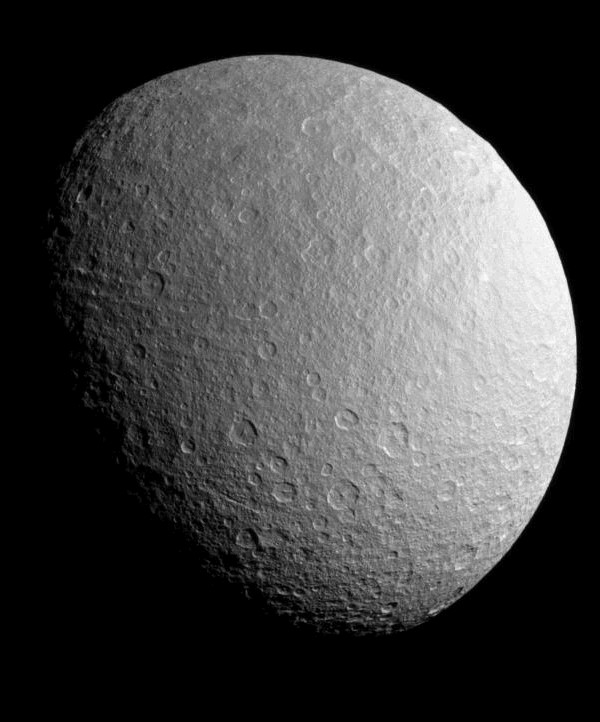 L’austère beauté de la lune Rhéa de Saturne