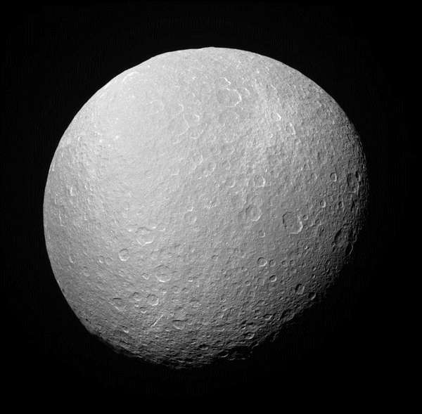 Survol de la lune Rhéa par la sonde Cassini