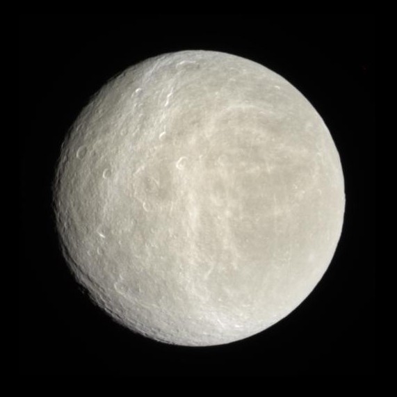 La face « arrière » de Rhéa, lune de Saturne