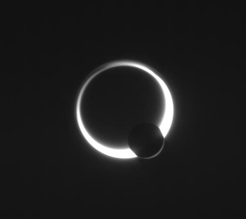 La rencontre auréolée de deux lunes de Saturne