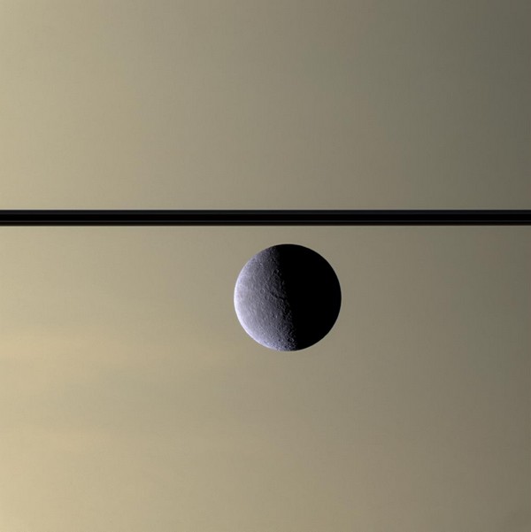 Art spatial: le profil austère de Rhéa devant Saturne