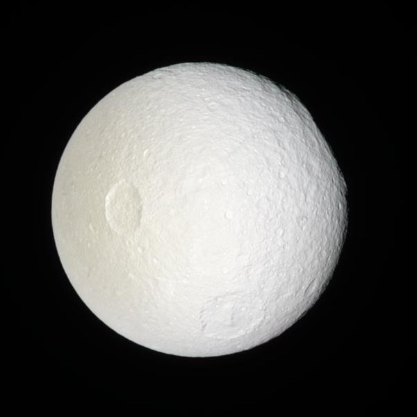 La face « cachée » de Téthys, lune de Saturne