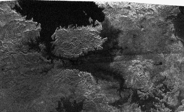 Une île au centre d’un grand lac sur Titan