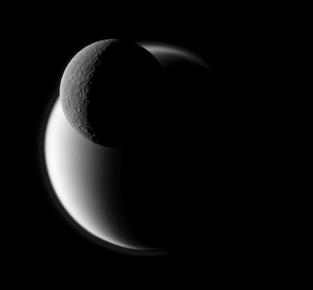 Lorsque les deux plus grosses lunes de Saturne se rencontrent