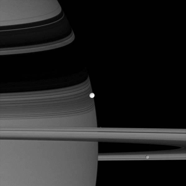 Superbe ballet de trois lunes autour de Saturne
