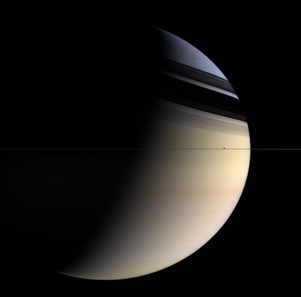 Saturne tourne sur elle-même plus lentement que prévu