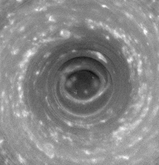 Plongée dans l'oeil d'un monstrueux « cyclone » de Saturne