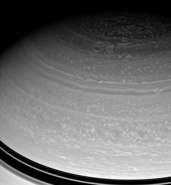 Trois énormes vortex sur Saturne