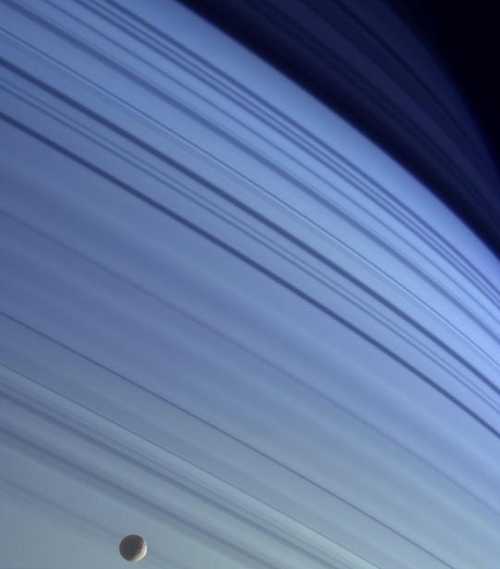 Cassini est témoin du "blues" de Saturne