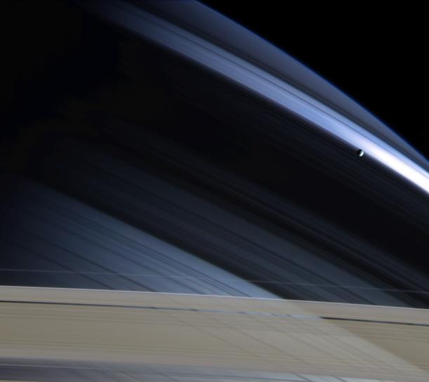 Saturne et Mimas : Symphonie en bleu
