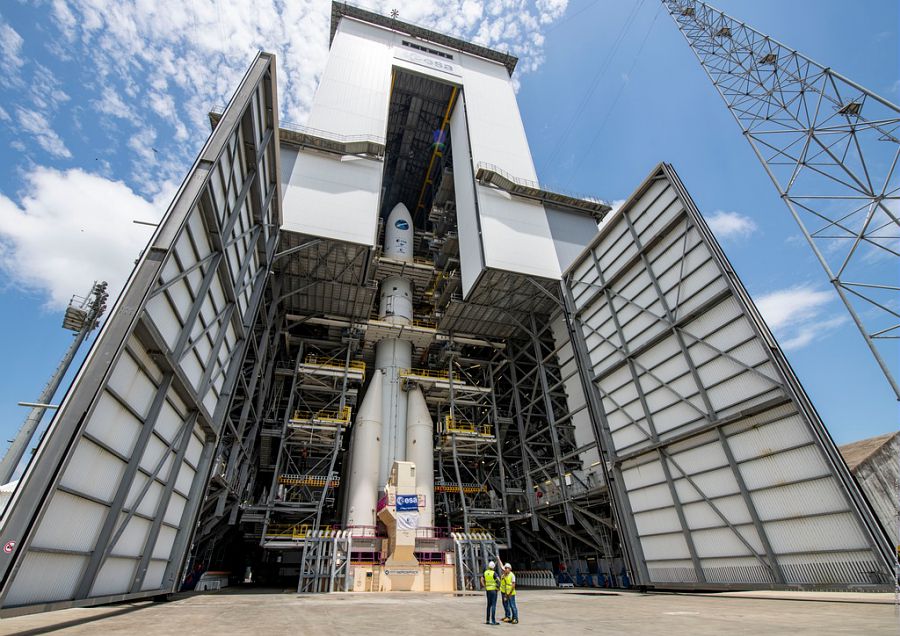 La première Ariane 6 complète assemblée sur son pas de tir pour les essais combinés